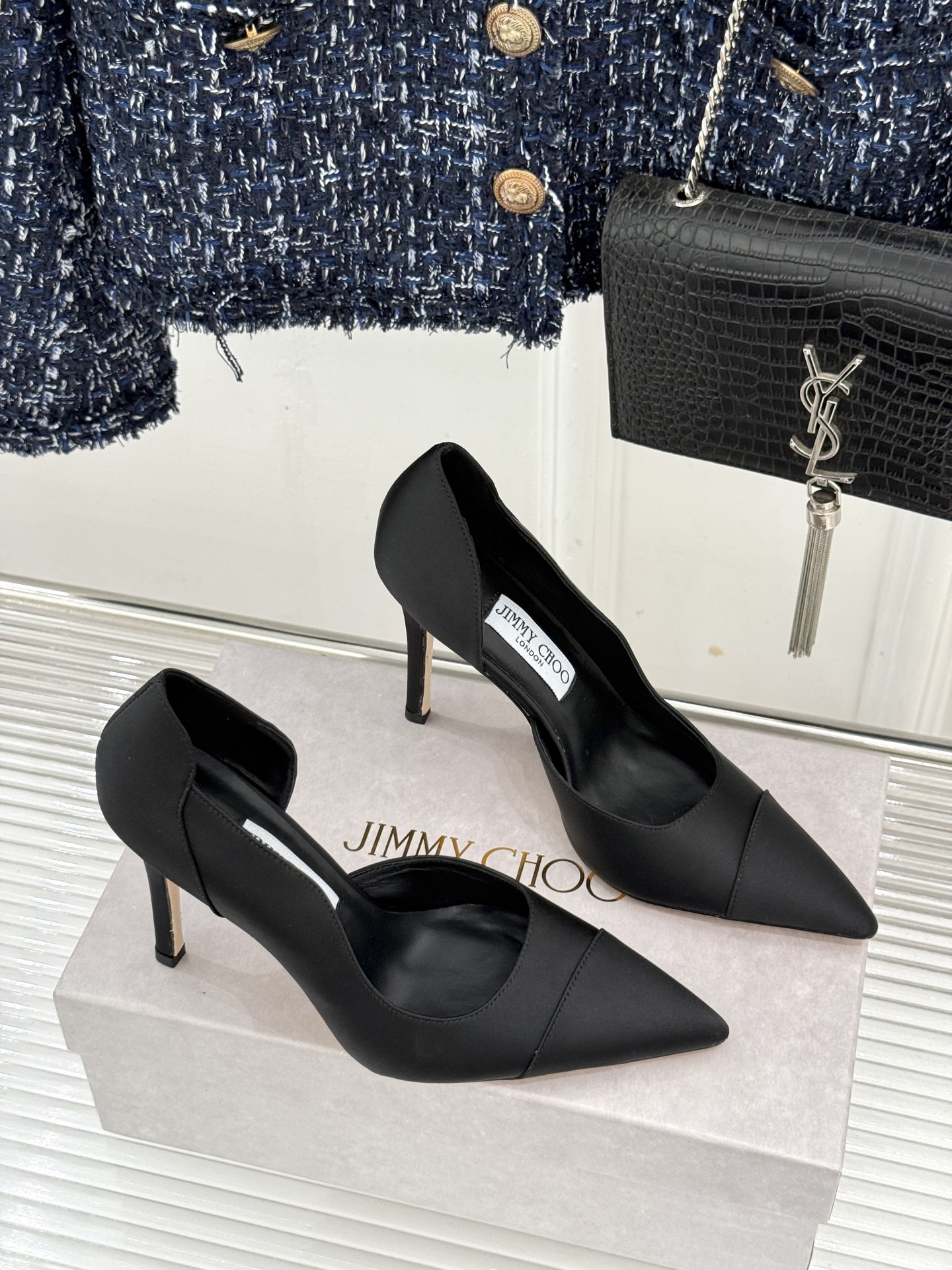 Jimmy Choo/吉米周26WF新品 真丝尖头侧空细跟高跟鞋 真丝缎面泛着柔润微光 尖头剪裁利落显腿长 侧空露肤衬得