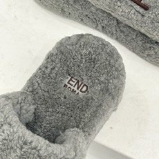 Fendi|芬迪 26WF新品 字母厚底毛拖 羊毛镶嵌字母超有辨识度 厚底悄悄拉长腿部线条 翻羊毛软糯锁温又亲肤 居家外 Fendi|芬迪 26WF新品 字母厚底毛拖 羊毛镶嵌字母超有辨识度 厚底悄悄拉长腿部线条 翻羊毛软糯锁温又亲肤 居家外