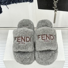 Fendi|芬迪 26WF新品 字母厚底毛拖 羊毛镶嵌字母超有辨识度 厚底悄悄拉长腿部线条 翻羊毛软糯锁温又亲肤 居家外 Fendi|芬迪 26WF新品 字母厚底毛拖 羊毛镶嵌字母超有辨识度 厚底悄悄拉长腿部线条 翻羊毛软糯锁温又亲肤 居家外