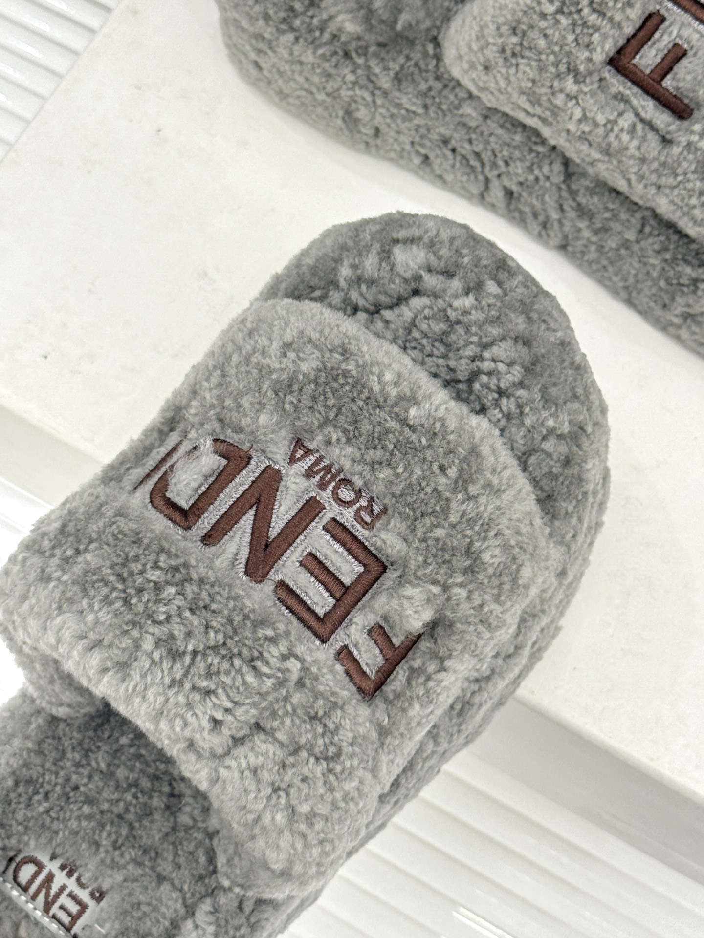 Fendi|芬迪 26WF新品 字母厚底毛拖 羊毛镶嵌字母超有辨识度 厚底悄悄拉长腿部线条 翻羊毛软糯锁温又亲肤 居家外 Fendi|芬迪 26WF新品 字母厚底毛拖 羊毛镶嵌字母超有辨识度 厚底悄悄拉长腿部线条 翻羊毛软糯锁温又亲肤 居家外