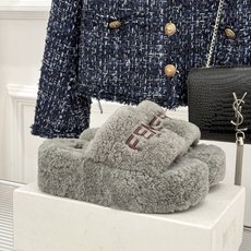 Fendi|芬迪 26WF新品 字母厚底毛拖 羊毛镶嵌字母超有辨识度 厚底悄悄拉长腿部线条 翻羊毛软糯锁温又亲肤 居家外 Fendi|芬迪 26WF新品 字母厚底毛拖 羊毛镶嵌字母超有辨识度 厚底悄悄拉长腿部线条 翻羊毛软糯锁温又亲肤 居家外