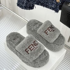 Fendi|芬迪 26WF新品 字母厚底毛拖 羊毛镶嵌字母超有辨识度 厚底悄悄拉长腿部线条 翻羊毛软糯锁温又亲肤 居家外 Fendi|芬迪 26WF新品 字母厚底毛拖 羊毛镶嵌字母超有辨识度 厚底悄悄拉长腿部线条 翻羊毛软糯锁温又亲肤 居家外