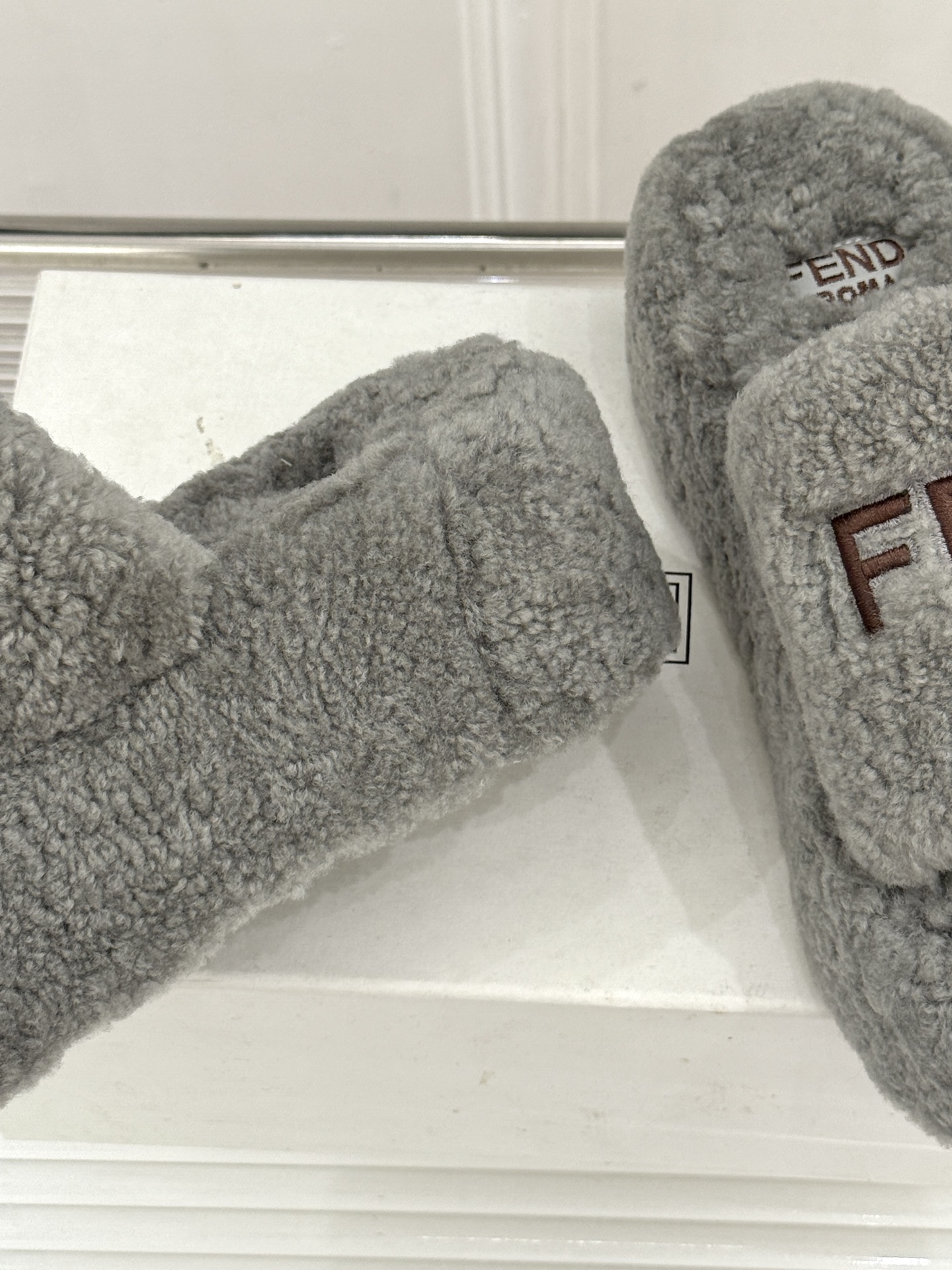 Fendi|芬迪 26WF新品 字母厚底毛拖 羊毛镶嵌字母超有辨识度 厚底悄悄拉长腿部线条 翻羊毛软糯锁温又亲肤 居家外 Fendi|芬迪 26WF新品 字母厚底毛拖 羊毛镶嵌字母超有辨识度 厚底悄悄拉长腿部线条 翻羊毛软糯锁温又亲肤 居家外