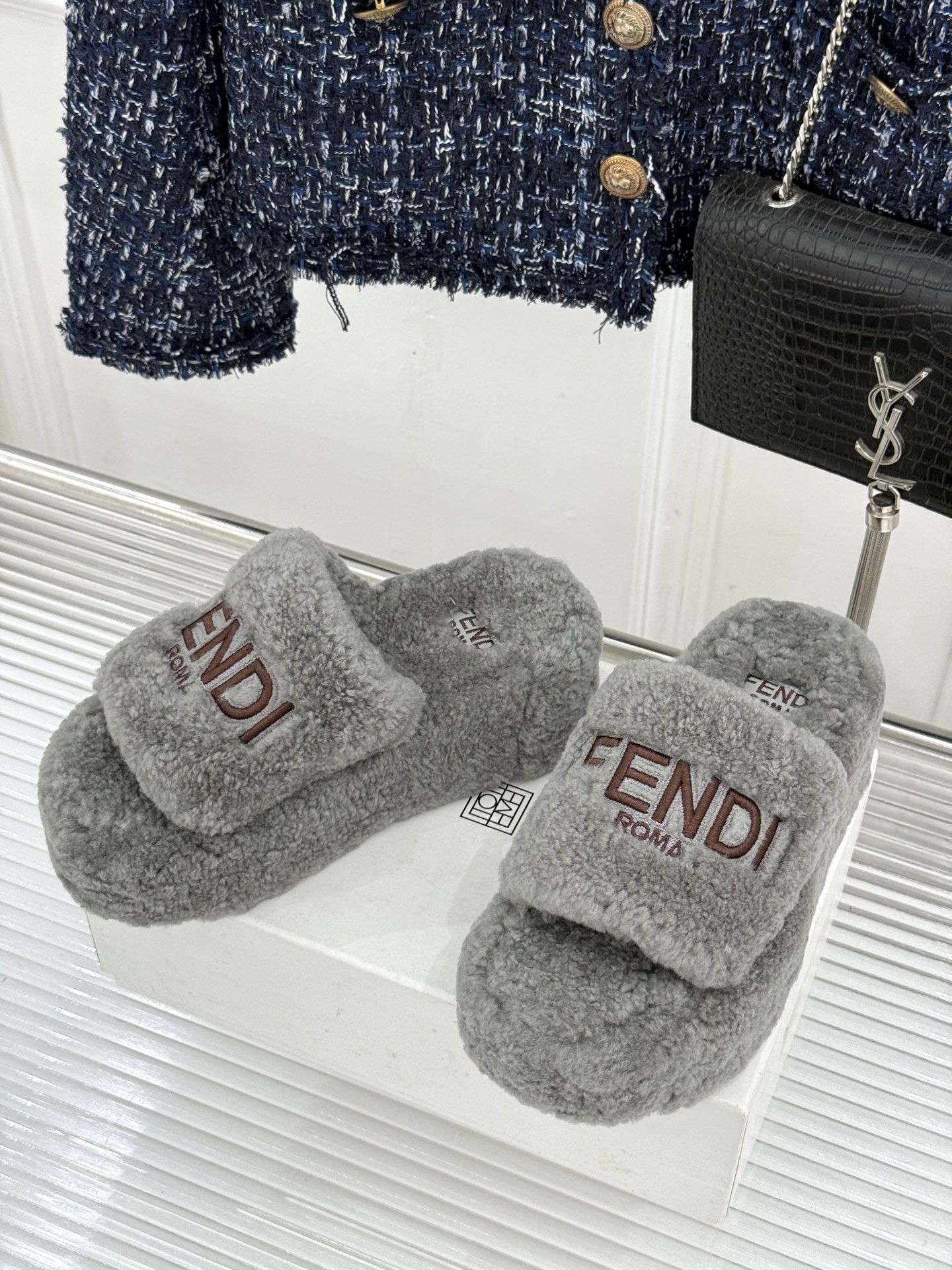 Fendi|芬迪 26WF新品 字母厚底毛拖 羊毛镶嵌字母超有辨识度 厚底悄悄拉长腿部线条 翻羊毛软糯锁温又亲肤 居家外 Fendi|芬迪 26WF新品 字母厚底毛拖 羊毛镶嵌字母超有辨识度 厚底悄悄拉长腿部线条 翻羊毛软糯锁温又亲肤 居家外