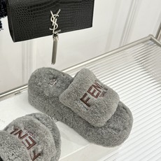 Fendi|芬迪 26WF新品 字母厚底毛拖 羊毛镶嵌字母超有辨识度 厚底悄悄拉长腿部线条 翻羊毛软糯锁温又亲肤 居家外 Fendi|芬迪 26WF新品 字母厚底毛拖 羊毛镶嵌字母超有辨识度 厚底悄悄拉长腿部线条 翻羊毛软糯锁温又亲肤 居家外