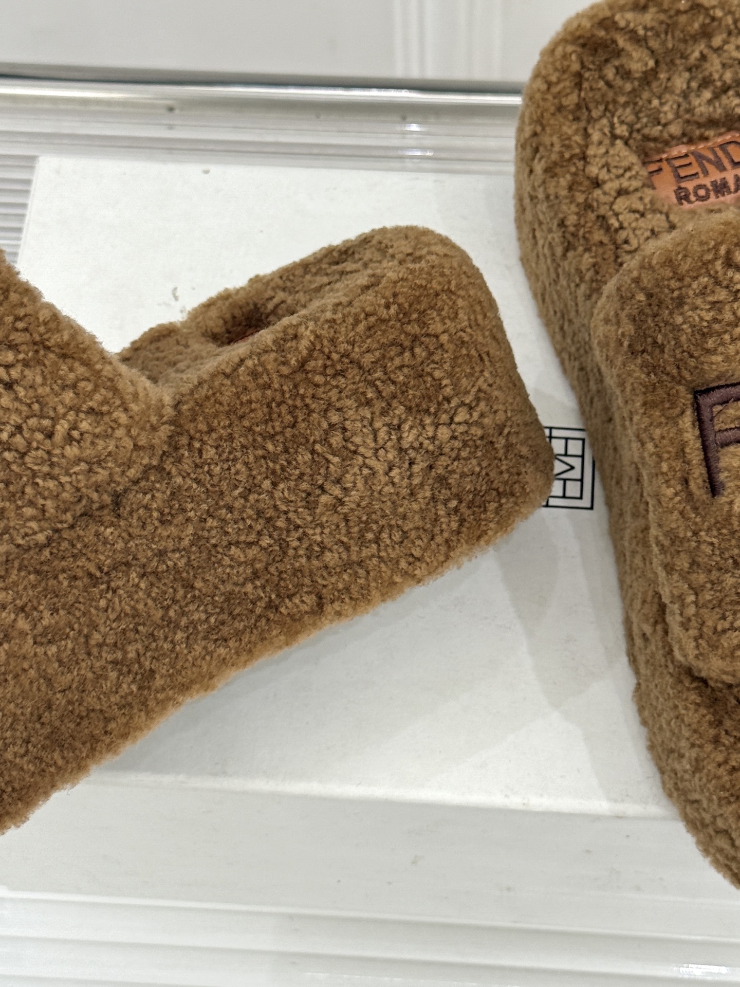 Fendi｜芬迪 26WF新品 字母厚底毛拖 羊毛镶嵌字母超有辨识度 厚底悄悄拉长腿部线条 翻羊毛软糯锁温又亲肤 居家外