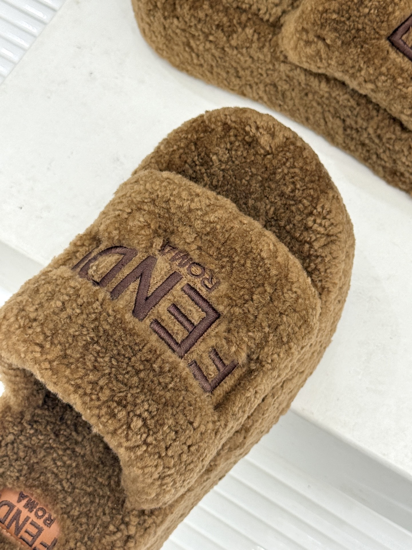 Fendi｜芬迪 26WF新品 字母厚底毛拖 羊毛镶嵌字母超有辨识度 厚底悄悄拉长腿部线条 翻羊毛软糯锁温又亲肤 居家外