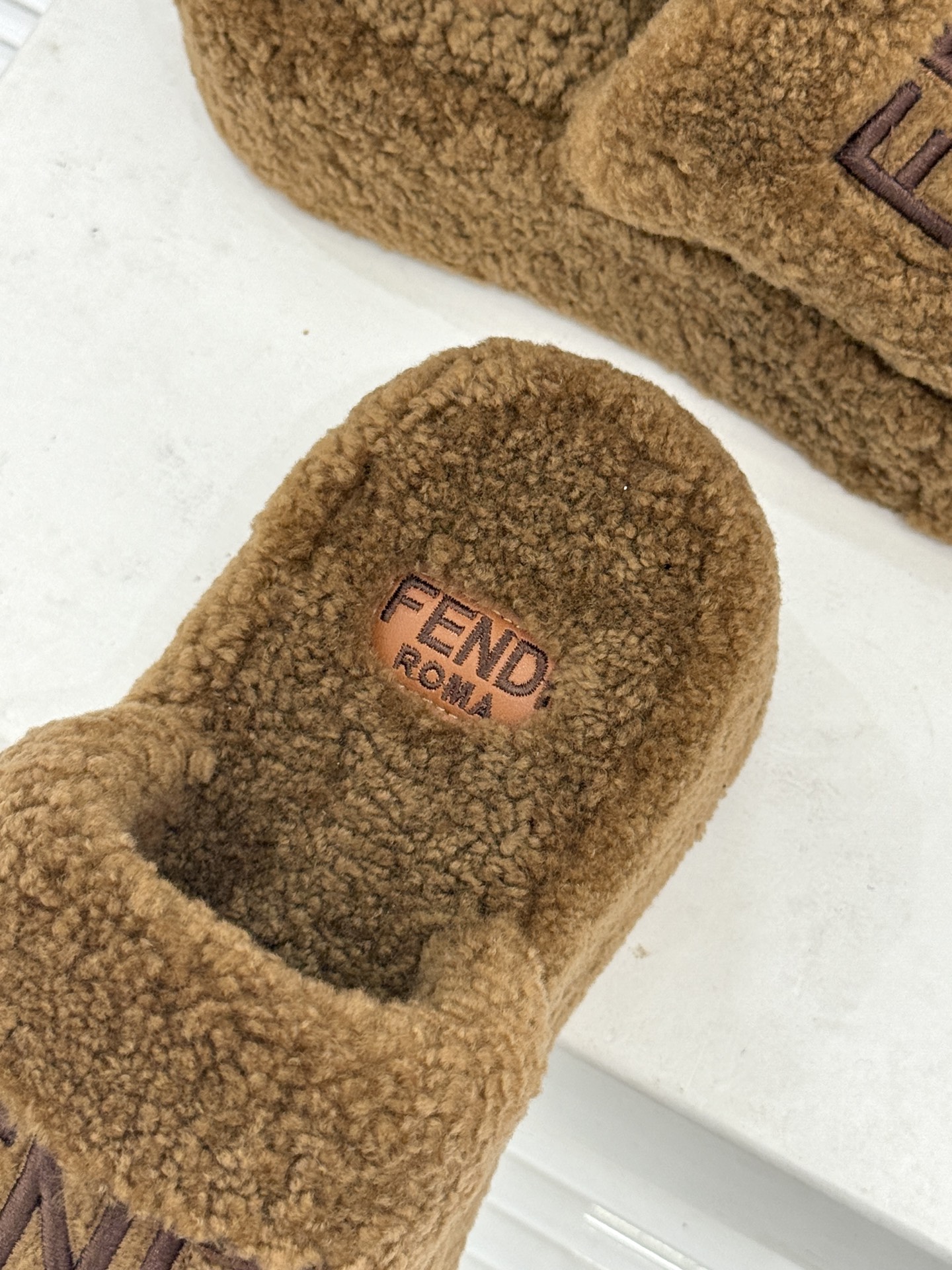 Fendi｜芬迪 26WF新品 字母厚底毛拖 羊毛镶嵌字母超有辨识度 厚底悄悄拉长腿部线条 翻羊毛软糯锁温又亲肤 居家外