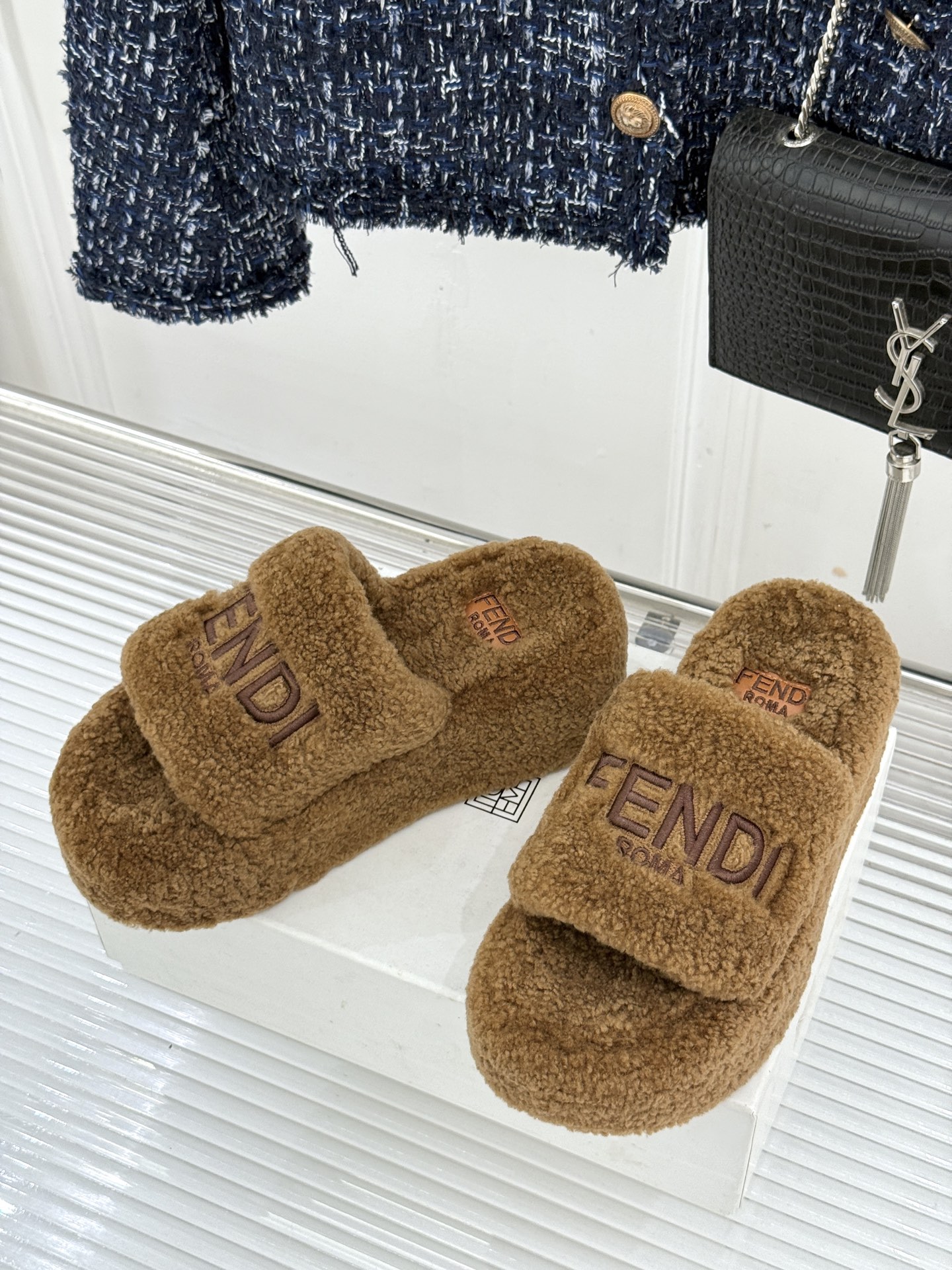 Fendi｜芬迪 26WF新品 字母厚底毛拖 羊毛镶嵌字母超有辨识度 厚底悄悄拉长腿部线条 翻羊毛软糯锁温又亲肤 居家外