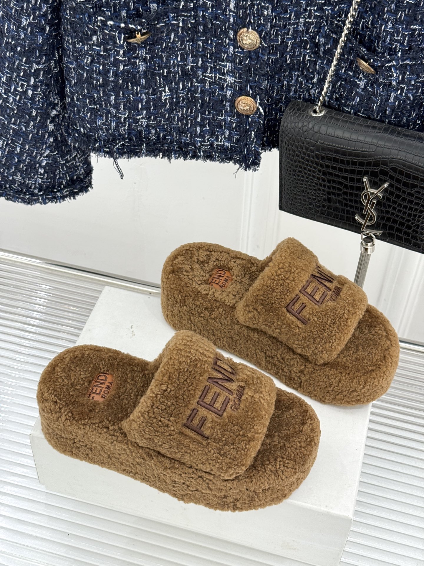 Fendi｜芬迪 26WF新品 字母厚底毛拖 羊毛镶嵌字母超有辨识度 厚底悄悄拉长腿部线条 翻羊毛软糯锁温又亲肤 居家外