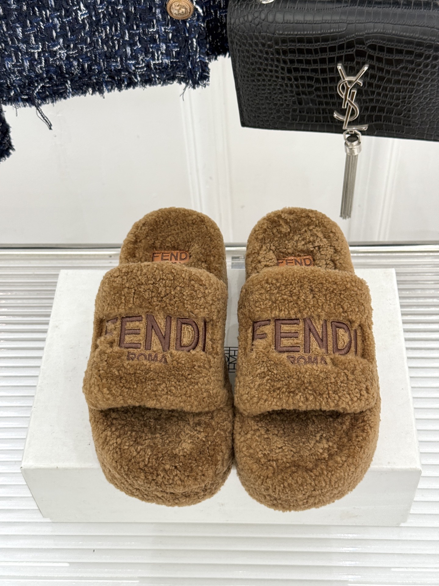 Fendi｜芬迪 26WF新品 字母厚底毛拖 羊毛镶嵌字母超有辨识度 厚底悄悄拉长腿部线条 翻羊毛软糯锁温又亲肤 居家外