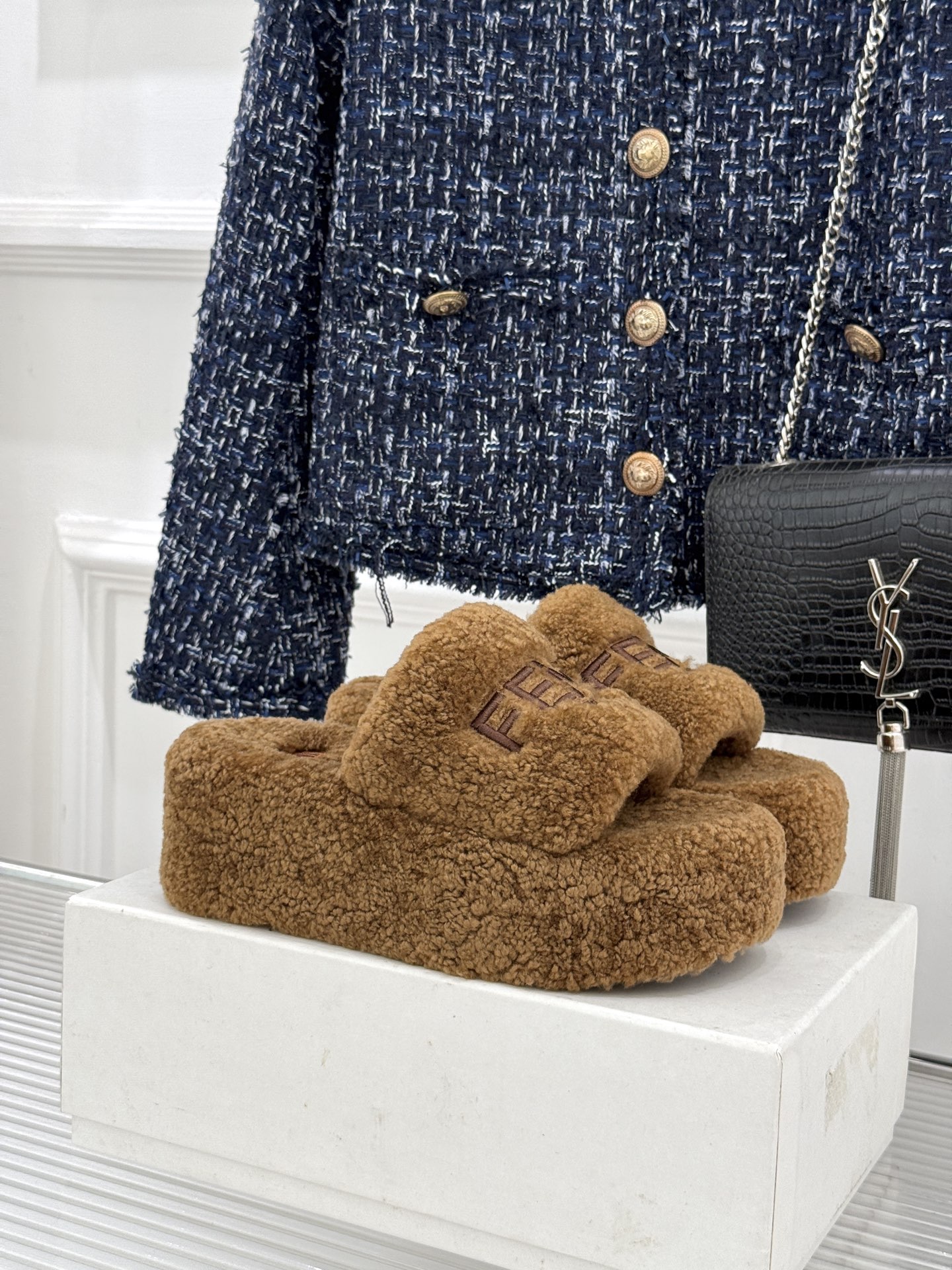 Fendi｜芬迪 26WF新品 字母厚底毛拖 羊毛镶嵌字母超有辨识度 厚底悄悄拉长腿部线条 翻羊毛软糯锁温又亲肤 居家外