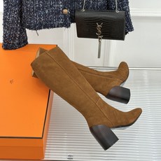 Hermès/爱马仕26WF新品极简 复古粗跟长靴 极简方头裁出利落线条 粗跟稳当悄悄拉高比例 头层小牛皮肌理细腻柔润 Hermès/爱马仕26WF新品极简 复古粗跟长靴 极简方头裁出利落线条 粗跟稳当悄悄拉高比例 头层小牛皮肌理细腻柔润