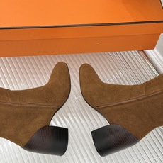 Hermès/爱马仕26WF新品极简 复古粗跟长靴 极简方头裁出利落线条 粗跟稳当悄悄拉高比例 头层小牛皮肌理细腻柔润 Hermès/爱马仕26WF新品极简 复古粗跟长靴 极简方头裁出利落线条 粗跟稳当悄悄拉高比例 头层小牛皮肌理细腻柔润
