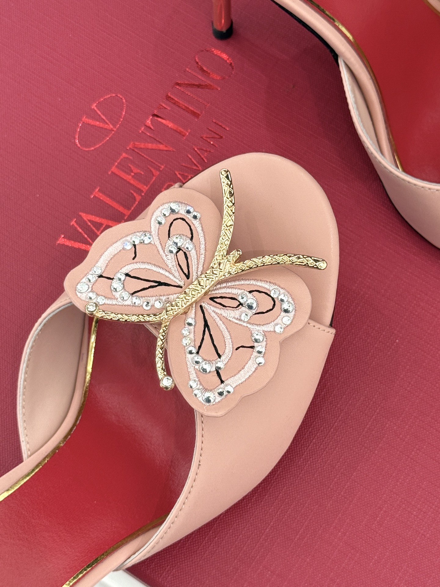 Valentino/华伦天奴26WF新品 立体蝴蝶水钻金属跟高跟拖鞋 立体蝶翼嵌满碎钻 金属细跟撑起利落气场 一字拖穿脱 Valentino/华伦天奴26WF新品 立体蝴蝶水钻金属跟高跟拖鞋 立体蝶翼嵌满碎钻 金属细跟撑起利落气场 一字拖穿脱