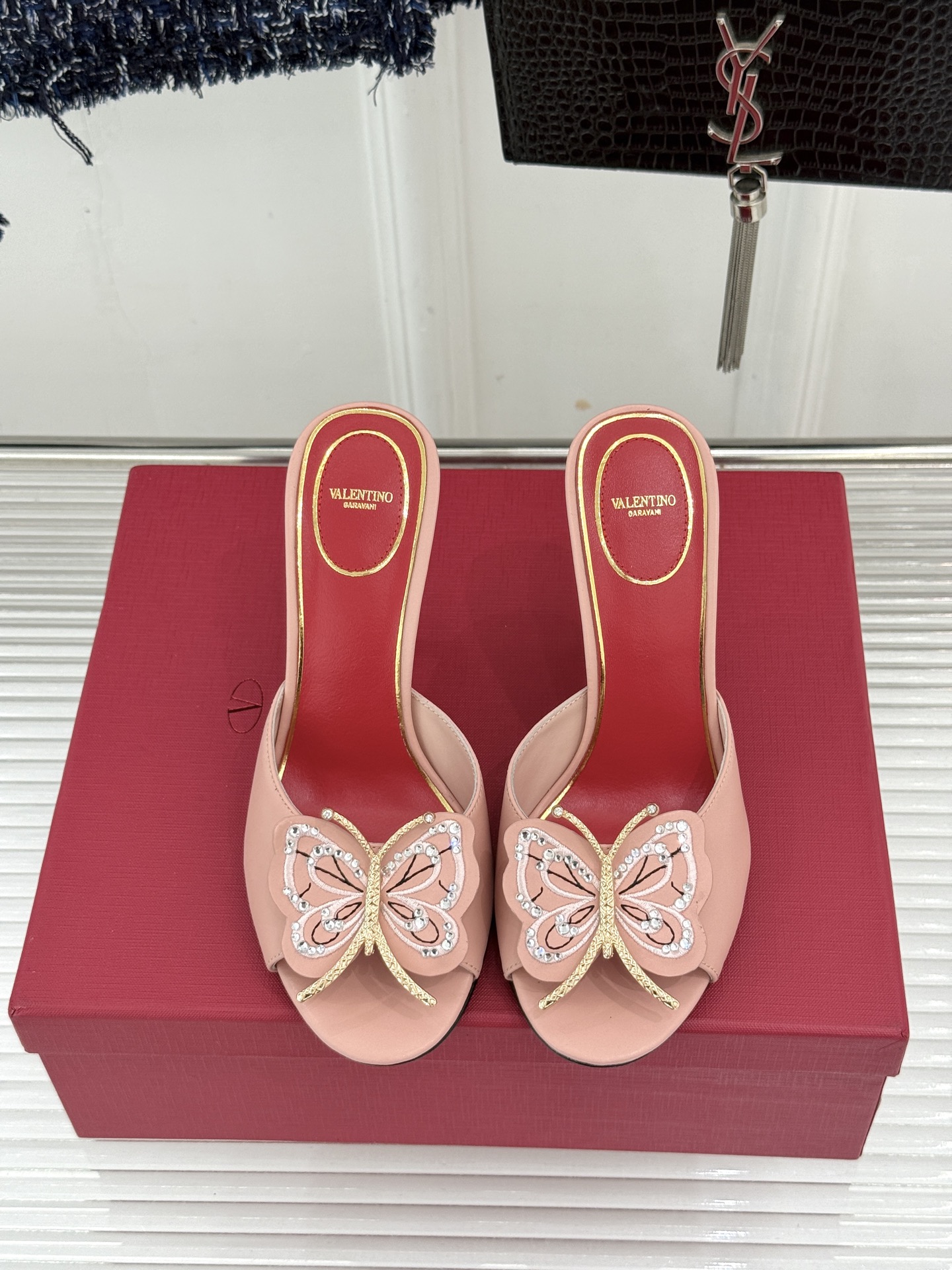 Valentino/华伦天奴26WF新品 立体蝴蝶水钻金属跟高跟拖鞋 立体蝶翼嵌满碎钻 金属细跟撑起利落气场 一字拖穿脱 Valentino/华伦天奴26WF新品 立体蝴蝶水钻金属跟高跟拖鞋 立体蝶翼嵌满碎钻 金属细跟撑起利落气场 一字拖穿脱