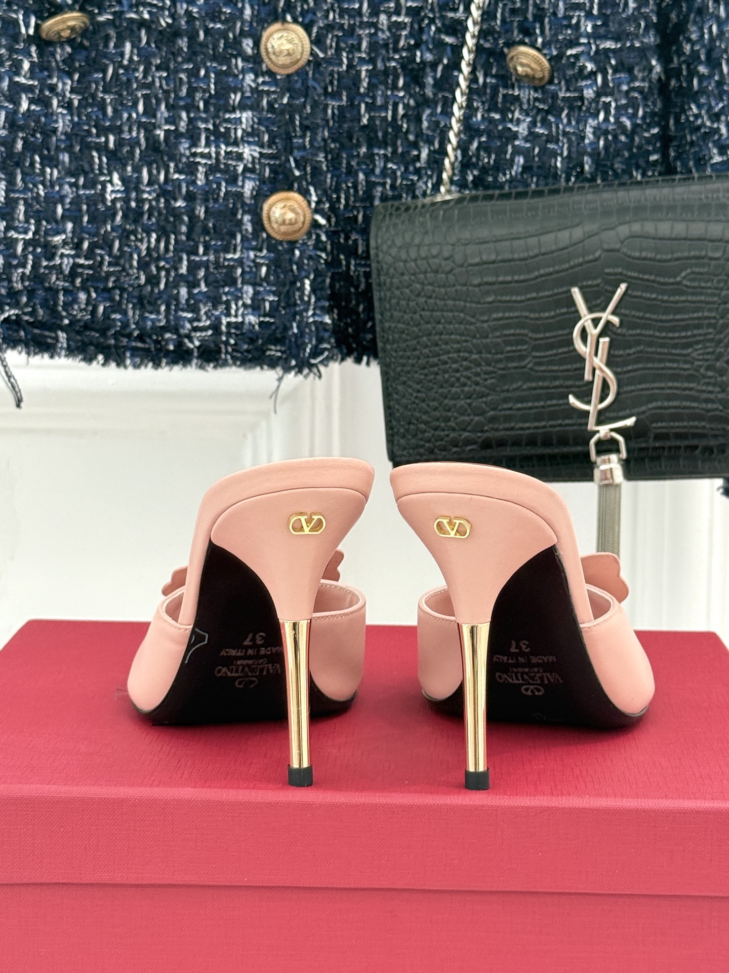 Valentino/华伦天奴26WF新品 立体蝴蝶水钻金属跟高跟拖鞋 立体蝶翼嵌满碎钻 金属细跟撑起利落气场 一字拖穿脱 Valentino/华伦天奴26WF新品 立体蝴蝶水钻金属跟高跟拖鞋 立体蝶翼嵌满碎钻 金属细跟撑起利落气场 一字拖穿脱