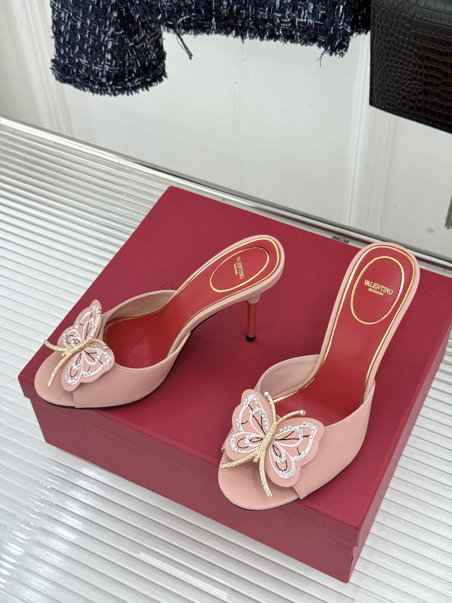 Valentino/华伦天奴26WF新品 立体蝴蝶水钻金属跟高跟拖鞋 立体蝶翼嵌满碎钻 金属细跟撑起利落气场 一字拖穿脱 Valentino/华伦天奴26WF新品 立体蝴蝶水钻金属跟高跟拖鞋 立体蝶翼嵌满碎钻 金属细跟撑起利落气场 一字拖穿脱