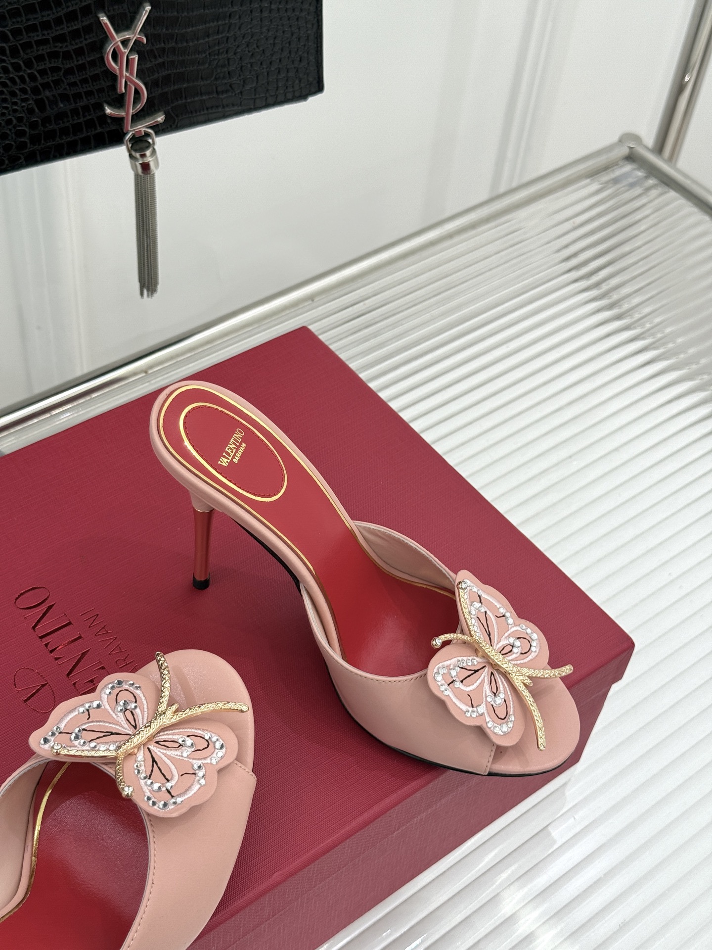 Valentino/华伦天奴26WF新品 立体蝴蝶水钻金属跟高跟拖鞋 立体蝶翼嵌满碎钻 金属细跟撑起利落气场 一字拖穿脱 Valentino/华伦天奴26WF新品 立体蝴蝶水钻金属跟高跟拖鞋 立体蝶翼嵌满碎钻 金属细跟撑起利落气场 一字拖穿脱