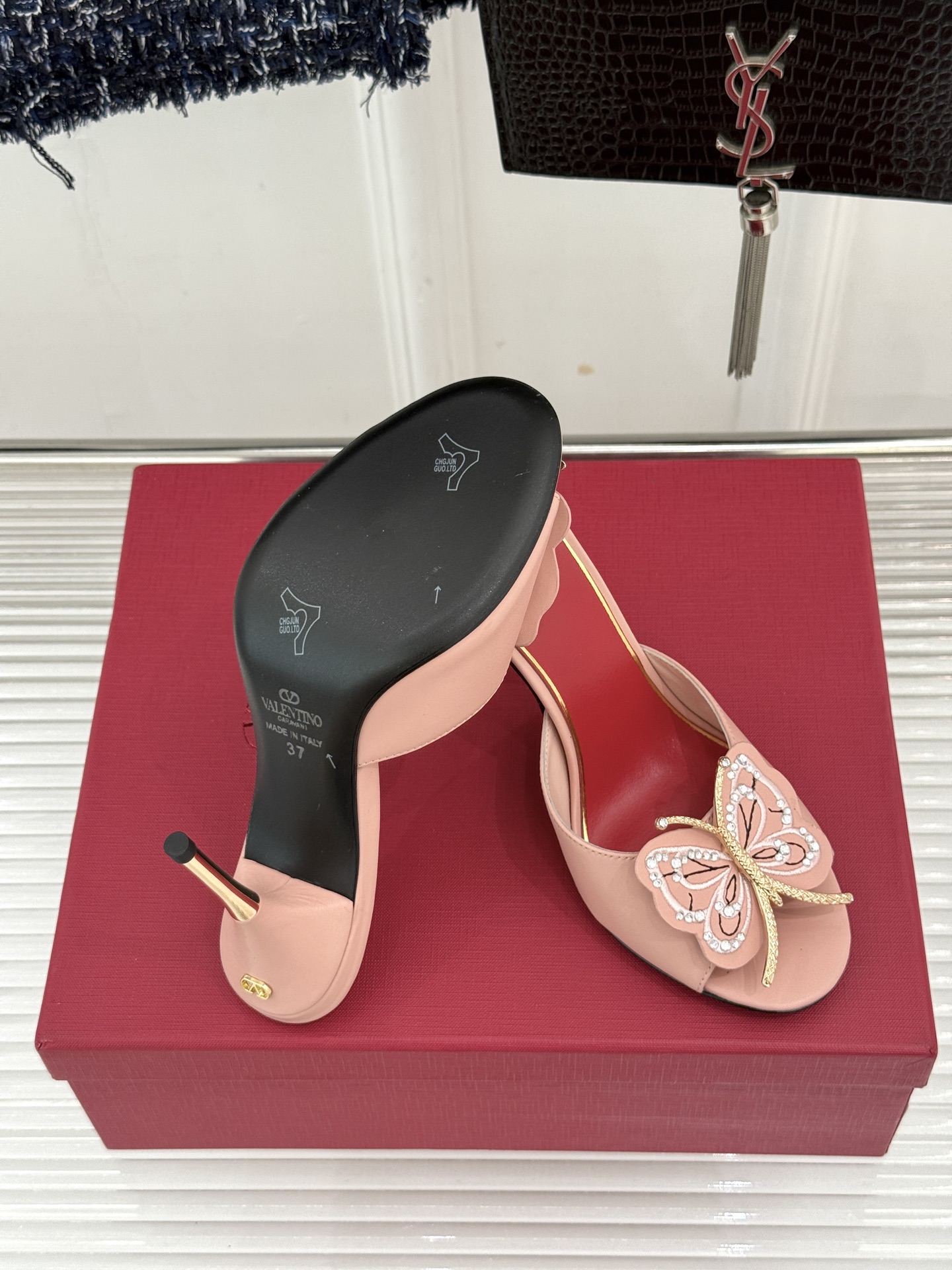 Valentino/华伦天奴26WF新品 立体蝴蝶水钻金属跟高跟拖鞋 立体蝶翼嵌满碎钻 金属细跟撑起利落气场 一字拖穿脱 Valentino/华伦天奴26WF新品 立体蝴蝶水钻金属跟高跟拖鞋 立体蝶翼嵌满碎钻 金属细跟撑起利落气场 一字拖穿脱