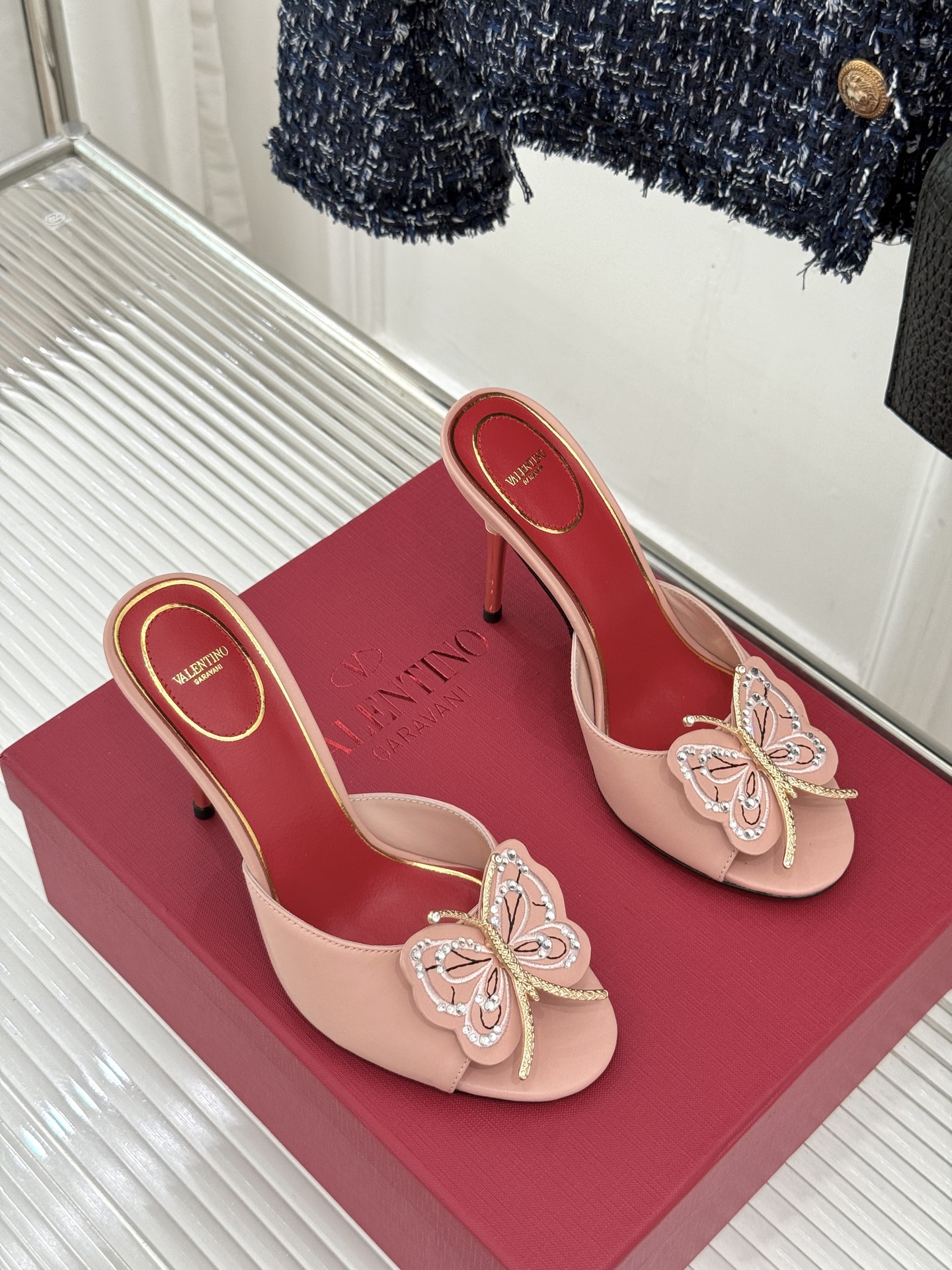 Valentino/华伦天奴26WF新品 立体蝴蝶水钻金属跟高跟拖鞋 立体蝶翼嵌满碎钻 金属细跟撑起利落气场 一字拖穿脱 Valentino/华伦天奴26WF新品 立体蝴蝶水钻金属跟高跟拖鞋 立体蝶翼嵌满碎钻 金属细跟撑起利落气场 一字拖穿脱