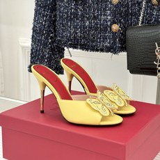 Valentino/华伦天奴26WF新品 立体蝴蝶水钻金属跟高跟拖鞋 立体蝶翼嵌满碎钻 金属细跟撑起利落气场 一字拖穿脱 Valentino/华伦天奴26WF新品 立体蝴蝶水钻金属跟高跟拖鞋 立体蝶翼嵌满碎钻 金属细跟撑起利落气场 一字拖穿脱