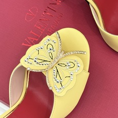 Valentino/华伦天奴26WF新品 立体蝴蝶水钻金属跟高跟拖鞋 立体蝶翼嵌满碎钻 金属细跟撑起利落气场 一字拖穿脱 Valentino/华伦天奴26WF新品 立体蝴蝶水钻金属跟高跟拖鞋 立体蝶翼嵌满碎钻 金属细跟撑起利落气场 一字拖穿脱