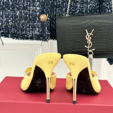 Valentino/华伦天奴26WF新品 立体蝴蝶水钻金属跟高跟拖鞋 立体蝶翼嵌满碎钻 金属细跟撑起利落气场 一字拖穿脱 Valentino/华伦天奴26WF新品 立体蝴蝶水钻金属跟高跟拖鞋 立体蝶翼嵌满碎钻 金属细跟撑起利落气场 一字拖穿脱