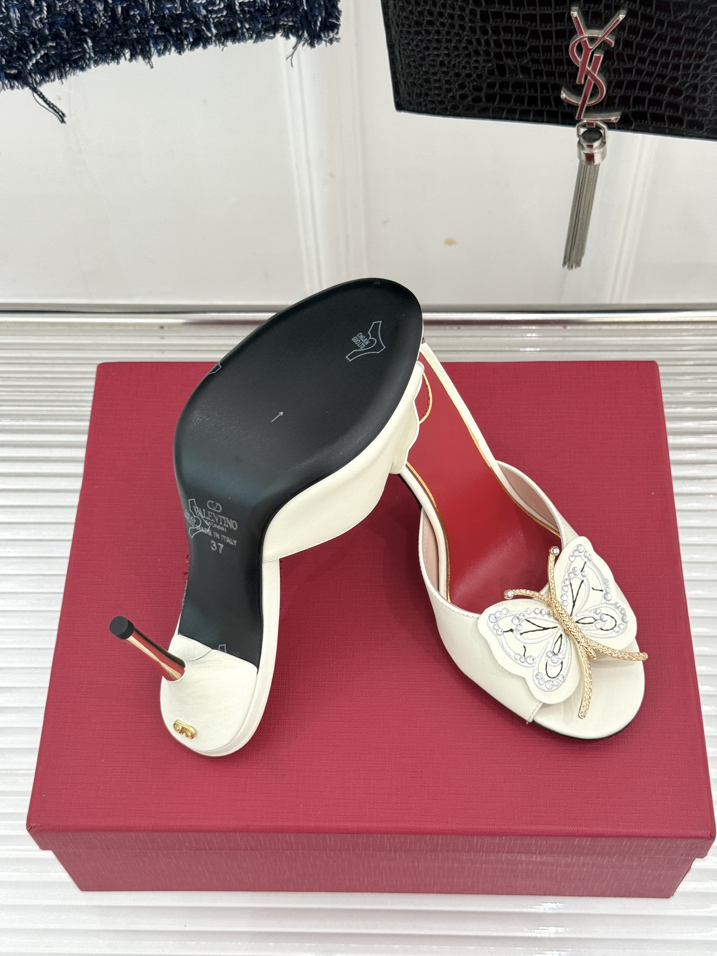 Valentino/华伦天奴26WF新品 立体蝴蝶水钻金属跟高跟拖鞋 立体蝶翼嵌满碎钻 金属细跟撑起利落气场 一字拖穿脱 Valentino/华伦天奴26WF新品 立体蝴蝶水钻金属跟高跟拖鞋 立体蝶翼嵌满碎钻 金属细跟撑起利落气场 一字拖穿脱