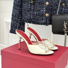 Valentino/华伦天奴26WF新品 立体蝴蝶水钻金属跟高跟拖鞋 立体蝶翼嵌满碎钻 金属细跟撑起利落气场 一字拖穿脱 Valentino/华伦天奴26WF新品 立体蝴蝶水钻金属跟高跟拖鞋 立体蝶翼嵌满碎钻 金属细跟撑起利落气场 一字拖穿脱