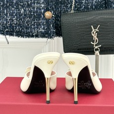 Valentino/华伦天奴26WF新品 立体蝴蝶水钻金属跟高跟拖鞋 立体蝶翼嵌满碎钻 金属细跟撑起利落气场 一字拖穿脱 Valentino/华伦天奴26WF新品 立体蝴蝶水钻金属跟高跟拖鞋 立体蝶翼嵌满碎钻 金属细跟撑起利落气场 一字拖穿脱