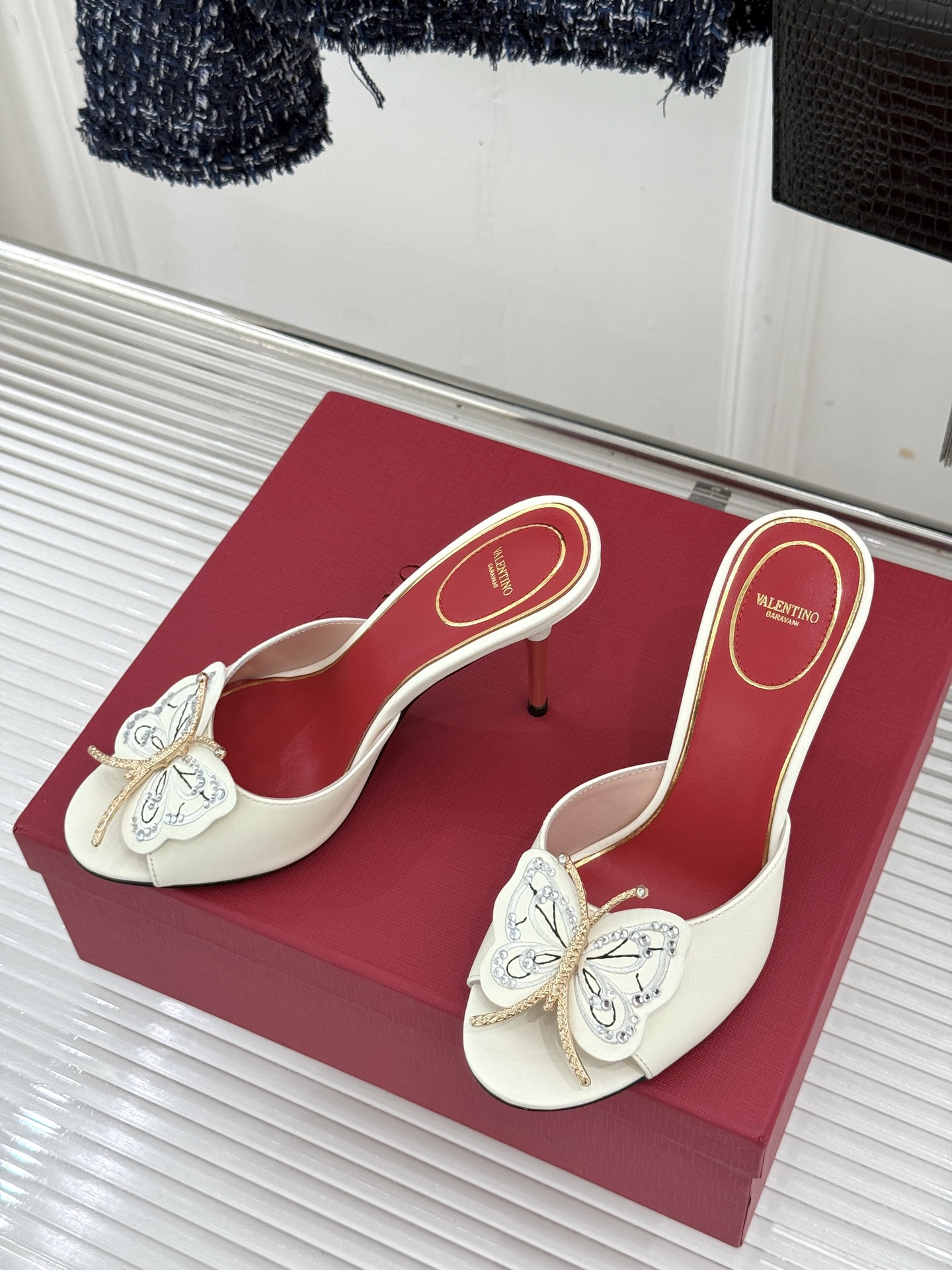 Valentino/华伦天奴26WF新品 立体蝴蝶水钻金属跟高跟拖鞋 立体蝶翼嵌满碎钻 金属细跟撑起利落气场 一字拖穿脱 Valentino/华伦天奴26WF新品 立体蝴蝶水钻金属跟高跟拖鞋 立体蝶翼嵌满碎钻 金属细跟撑起利落气场 一字拖穿脱