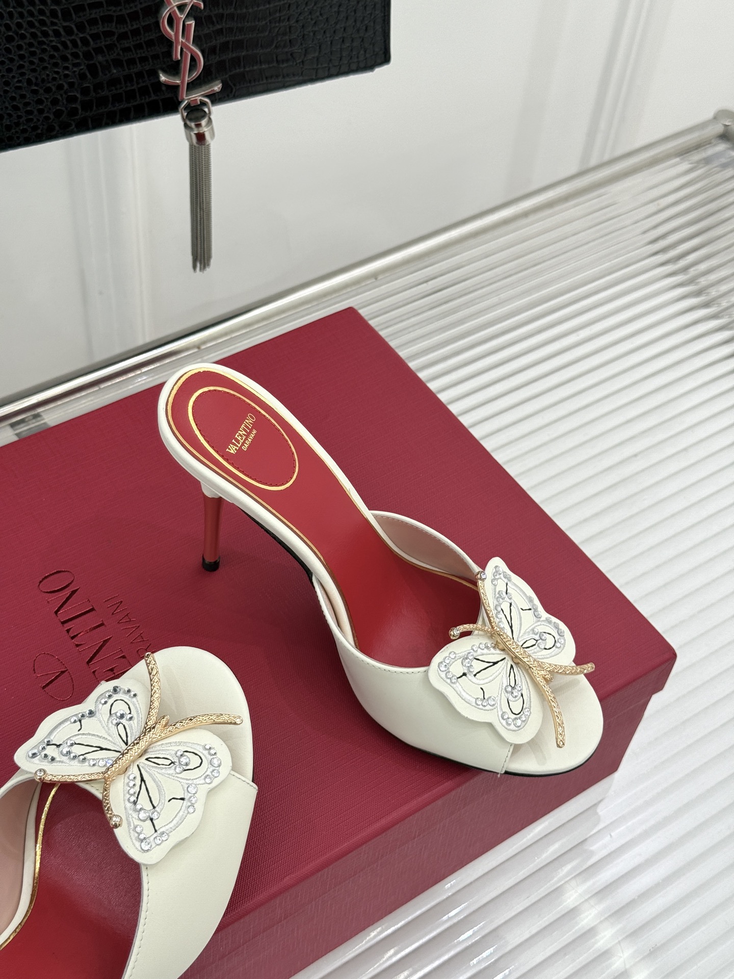Valentino/华伦天奴26WF新品 立体蝴蝶水钻金属跟高跟拖鞋 立体蝶翼嵌满碎钻 金属细跟撑起利落气场 一字拖穿脱 Valentino/华伦天奴26WF新品 立体蝴蝶水钻金属跟高跟拖鞋 立体蝶翼嵌满碎钻 金属细跟撑起利落气场 一字拖穿脱