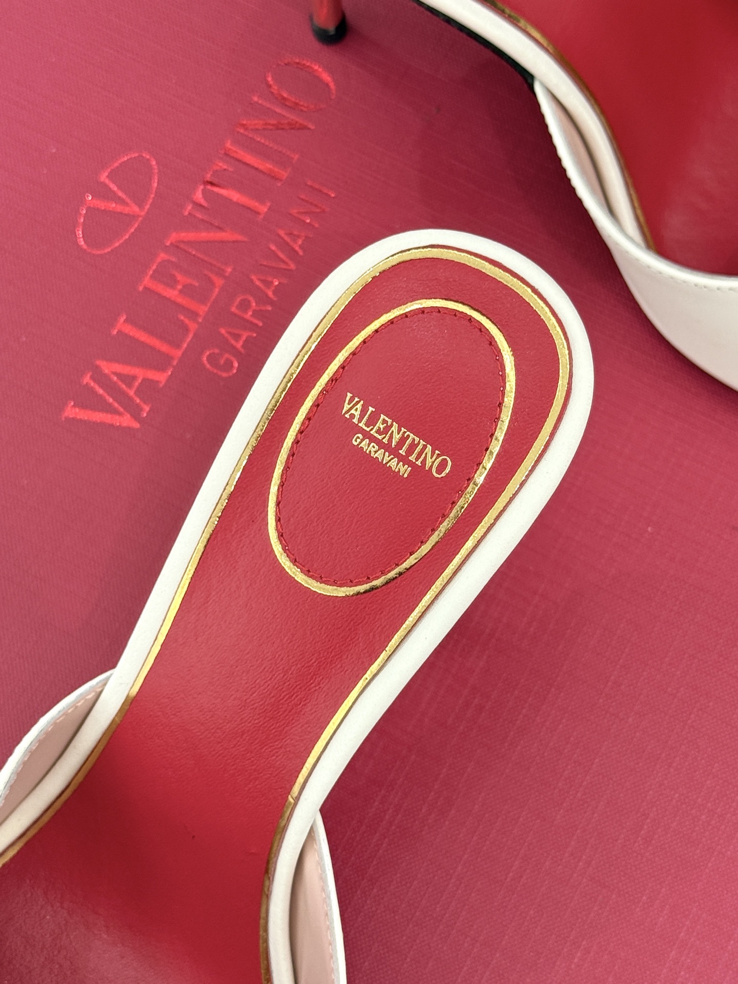 Valentino/华伦天奴26WF新品 立体蝴蝶水钻金属跟高跟拖鞋 立体蝶翼嵌满碎钻 金属细跟撑起利落气场 一字拖穿脱 Valentino/华伦天奴26WF新品 立体蝴蝶水钻金属跟高跟拖鞋 立体蝶翼嵌满碎钻 金属细跟撑起利落气场 一字拖穿脱