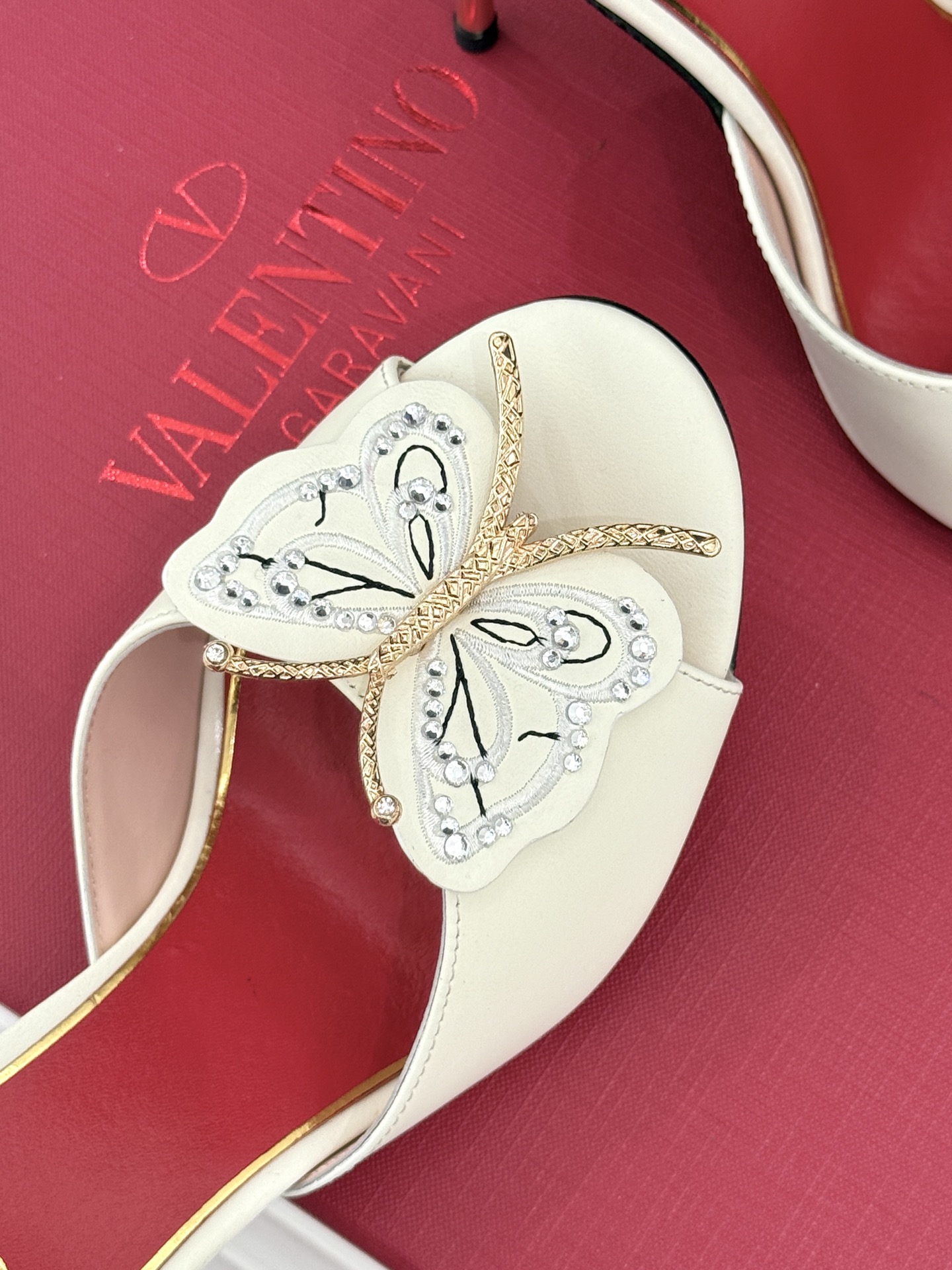 Valentino/华伦天奴26WF新品 立体蝴蝶水钻金属跟高跟拖鞋 立体蝶翼嵌满碎钻 金属细跟撑起利落气场 一字拖穿脱 Valentino/华伦天奴26WF新品 立体蝴蝶水钻金属跟高跟拖鞋 立体蝶翼嵌满碎钻 金属细跟撑起利落气场 一字拖穿脱