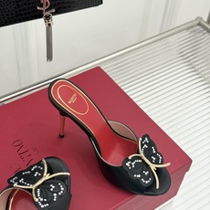 Valentino/华伦天奴26WF新品 立体蝴蝶水钻金属跟高跟拖鞋 立体蝶翼嵌满碎钻 金属细跟撑起利落气场 一字拖穿脱 Valentino/华伦天奴26WF新品 立体蝴蝶水钻金属跟高跟拖鞋 立体蝶翼嵌满碎钻 金属细跟撑起利落气场 一字拖穿脱
