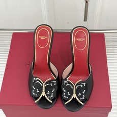 Valentino/华伦天奴26WF新品 立体蝴蝶水钻金属跟高跟拖鞋 立体蝶翼嵌满碎钻 金属细跟撑起利落气场 一字拖穿脱 Valentino/华伦天奴26WF新品 立体蝴蝶水钻金属跟高跟拖鞋 立体蝶翼嵌满碎钻 金属细跟撑起利落气场 一字拖穿脱