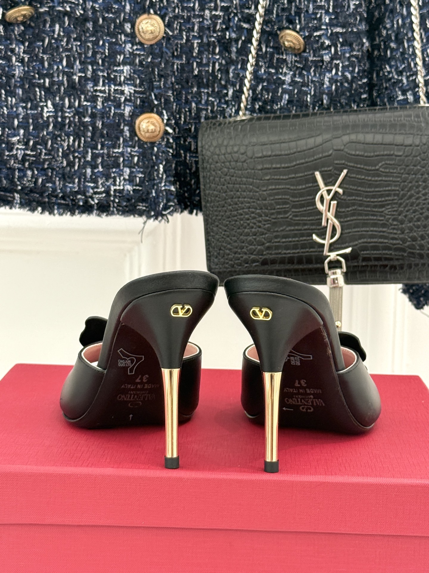 Valentino/华伦天奴26WF新品 立体蝴蝶水钻金属跟高跟拖鞋 立体蝶翼嵌满碎钻 金属细跟撑起利落气场 一字拖穿脱 Valentino/华伦天奴26WF新品 立体蝴蝶水钻金属跟高跟拖鞋 立体蝶翼嵌满碎钻 金属细跟撑起利落气场 一字拖穿脱