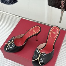 Valentino/华伦天奴26WF新品 立体蝴蝶水钻金属跟高跟拖鞋 立体蝶翼嵌满碎钻 金属细跟撑起利落气场 一字拖穿脱 Valentino/华伦天奴26WF新品 立体蝴蝶水钻金属跟高跟拖鞋 立体蝶翼嵌满碎钻 金属细跟撑起利落气场 一字拖穿脱