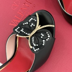 Valentino/华伦天奴26WF新品 立体蝴蝶水钻金属跟高跟拖鞋 立体蝶翼嵌满碎钻 金属细跟撑起利落气场 一字拖穿脱 Valentino/华伦天奴26WF新品 立体蝴蝶水钻金属跟高跟拖鞋 立体蝶翼嵌满碎钻 金属细跟撑起利落气场 一字拖穿脱