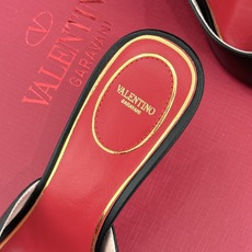 Valentino/华伦天奴26WF新品 立体蝴蝶水钻金属跟高跟拖鞋 立体蝶翼嵌满碎钻 金属细跟撑起利落气场 一字拖穿脱 Valentino/华伦天奴26WF新品 立体蝴蝶水钻金属跟高跟拖鞋 立体蝶翼嵌满碎钻 金属细跟撑起利落气场 一字拖穿脱
