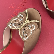 Valentino/华伦天奴26WF新品 立体蝴蝶水钻金属跟高跟拖鞋 立体蝶翼嵌满碎钻 金属细跟撑起利落气场 一字拖穿脱 Valentino/华伦天奴26WF新品 立体蝴蝶水钻金属跟高跟拖鞋 立体蝶翼嵌满碎钻 金属细跟撑起利落气场 一字拖穿脱