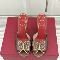 Valentino/华伦天奴26WF新品 立体蝴蝶水钻金属跟高跟拖鞋 立体蝶翼嵌满碎钻 金属细跟撑起利落气场 一字拖穿脱 Valentino/华伦天奴26WF新品 立体蝴蝶水钻金属跟高跟拖鞋 立体蝶翼嵌满碎钻 金属细跟撑起利落气场 一字拖穿脱