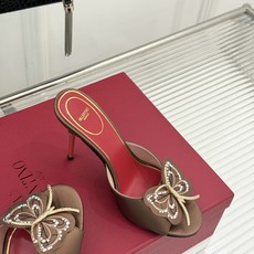 Valentino/华伦天奴26WF新品 立体蝴蝶水钻金属跟高跟拖鞋 立体蝶翼嵌满碎钻 金属细跟撑起利落气场 一字拖穿脱 Valentino/华伦天奴26WF新品 立体蝴蝶水钻金属跟高跟拖鞋 立体蝶翼嵌满碎钻 金属细跟撑起利落气场 一字拖穿脱