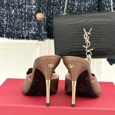 Valentino/华伦天奴26WF新品 立体蝴蝶水钻金属跟高跟拖鞋 立体蝶翼嵌满碎钻 金属细跟撑起利落气场 一字拖穿脱 Valentino/华伦天奴26WF新品 立体蝴蝶水钻金属跟高跟拖鞋 立体蝶翼嵌满碎钻 金属细跟撑起利落气场 一字拖穿脱
