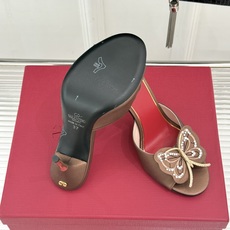 Valentino/华伦天奴26WF新品 立体蝴蝶水钻金属跟高跟拖鞋 立体蝶翼嵌满碎钻 金属细跟撑起利落气场 一字拖穿脱 Valentino/华伦天奴26WF新品 立体蝴蝶水钻金属跟高跟拖鞋 立体蝶翼嵌满碎钻 金属细跟撑起利落气场 一字拖穿脱