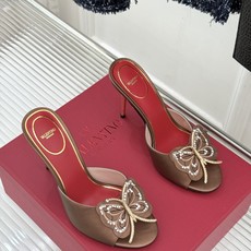 Valentino/华伦天奴26WF新品 立体蝴蝶水钻金属跟高跟拖鞋 立体蝶翼嵌满碎钻 金属细跟撑起利落气场 一字拖穿脱 Valentino/华伦天奴26WF新品 立体蝴蝶水钻金属跟高跟拖鞋 立体蝶翼嵌满碎钻 金属细跟撑起利落气场 一字拖穿脱