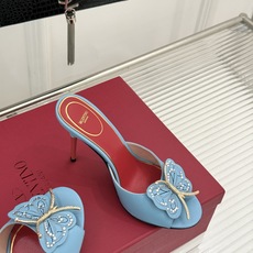 Valentino/华伦天奴26WF新品 立体蝴蝶水钻金属跟高跟拖鞋 立体蝶翼嵌满碎钻 金属细跟撑起利落气场 一字拖穿脱 Valentino/华伦天奴26WF新品 立体蝴蝶水钻金属跟高跟拖鞋 立体蝶翼嵌满碎钻 金属细跟撑起利落气场 一字拖穿脱