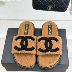 CHANE*|小香经典大双C毛拖 大双C是经典灵魂 厚底悄悄拉长腿线 一脚蹬穿脱超省心 黑白调自带高级滤镜 搭大衣慵懒贵 CHANE*|小香经典大双C毛拖 大双C是经典灵魂 厚底悄悄拉长腿线 一脚蹬穿脱超省心 黑白调自带高级滤镜 搭大衣慵懒贵