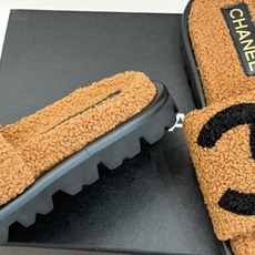 CHANE*|小香经典大双C毛拖 大双C是经典灵魂 厚底悄悄拉长腿线 一脚蹬穿脱超省心 黑白调自带高级滤镜 搭大衣慵懒贵 CHANE*|小香经典大双C毛拖 大双C是经典灵魂 厚底悄悄拉长腿线 一脚蹬穿脱超省心 黑白调自带高级滤镜 搭大衣慵懒贵